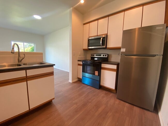 Building Photo - Large 3 bedroom, 2.5 bath duplex-just upda...