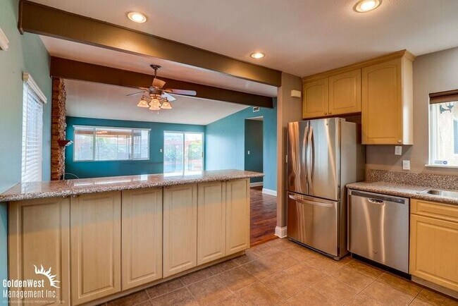 Foto del edificio - Stunning 3Bdm 2Ba Home with Sparkling Pool...