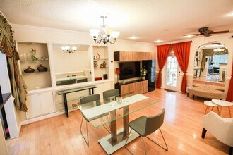 Building Photo - 2320 Hunters Square Ct