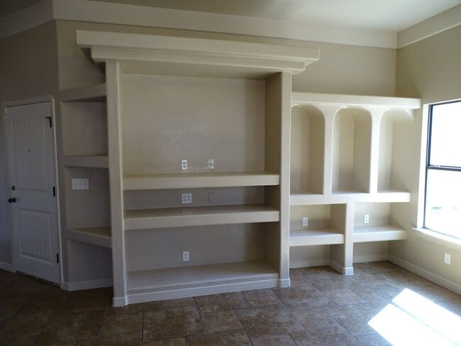 Building Photo - STYLISH EASTSIDE HOME