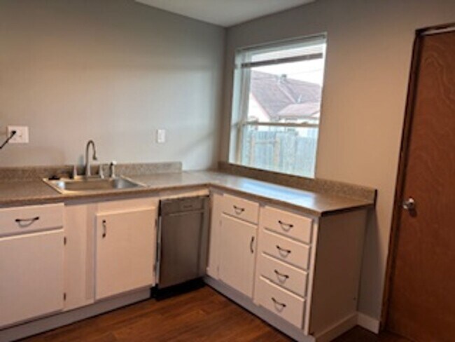 Foto del edificio - 3 BR Triplex in Martinsville