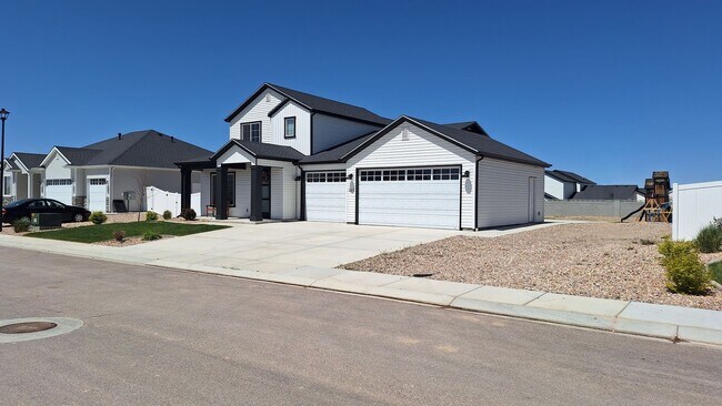 Foto del edificio - 4 Bedroom Home with 3 Car Garage in Enoch
