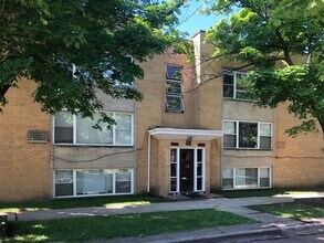 Building Photo - 2739 W Glenlake Ave