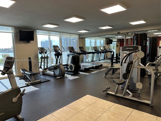 Foto del edificio - 17050 N Bay Rd