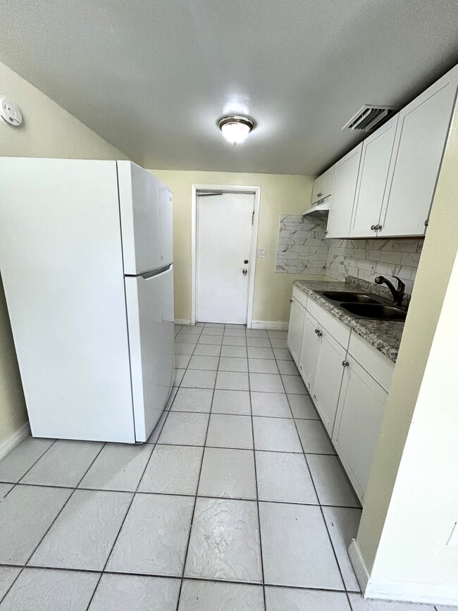 8830 W Broad St Unit APT B, Tampa, FL 33615 Apartments in Tampa, FL