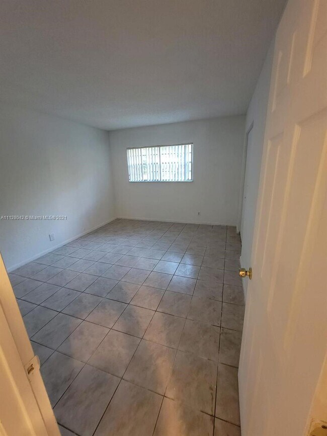 Building Photo - 4750 NW 9th Dr