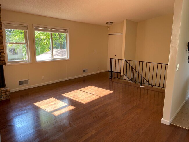 Building Photo - 222 Virginia 3 bed 2 bath apartment in his...