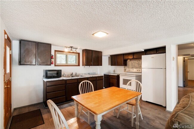 Building Photo - 2424 S 138th St