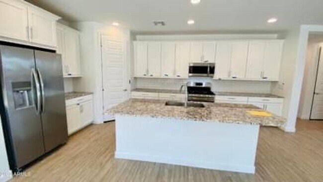 Foto del edificio - 4 bedroom, 3 bathroom home located in the ...