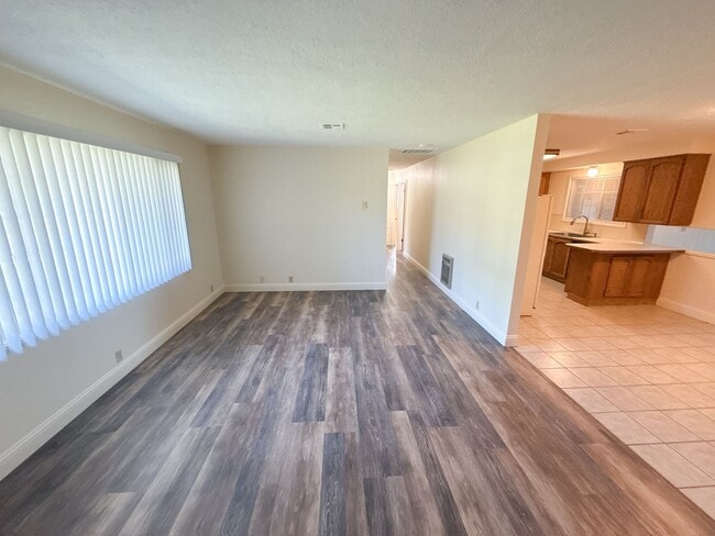 Building Photo - 3 Bedroom, 2.5 Bath House