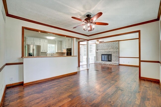 Building Photo - 606 Evergreen Dr