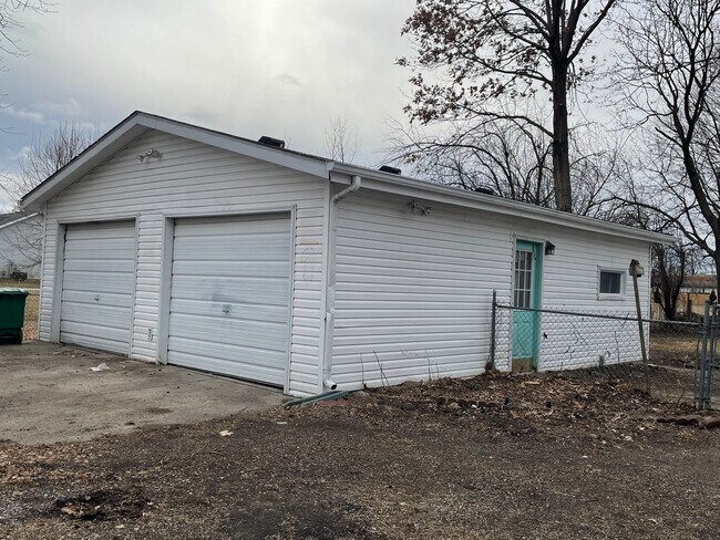 Building Photo - 3 Bedroom 1 Bath Home