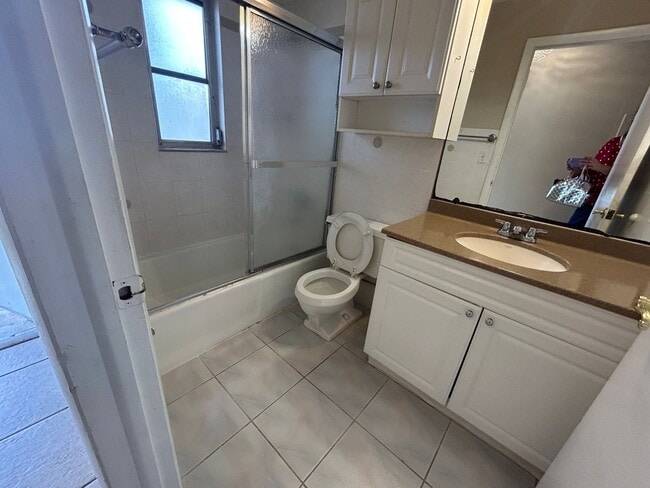 Building Photo - All tile   1/1 close to Cape Coral Pkwy