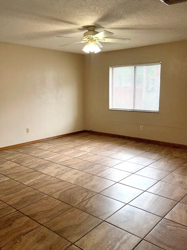 Foto del edificio - 2085 Oak Meadow Cir