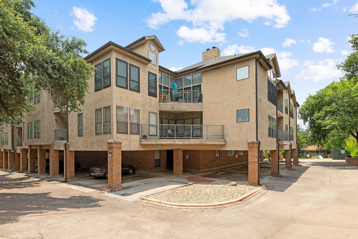 Primary Photo - IMMEDIATE MOVE IN: West Campus 2 Bed/2 Bath