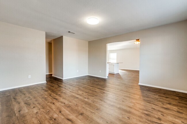 Foto del edificio - Cozy 3BD/2BA Home with Fireplace & Spaciou...