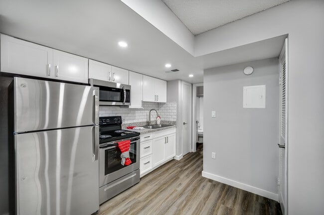Building Photo - Greenbriar Villas