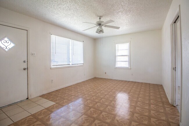 Foto del edificio - Great 2 Bedroom 1 Bathroom House!