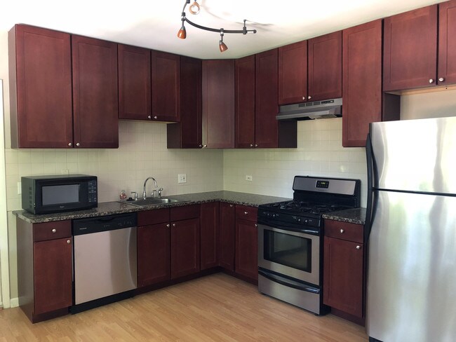 Kitchen - 2658 W Rascher Ave
