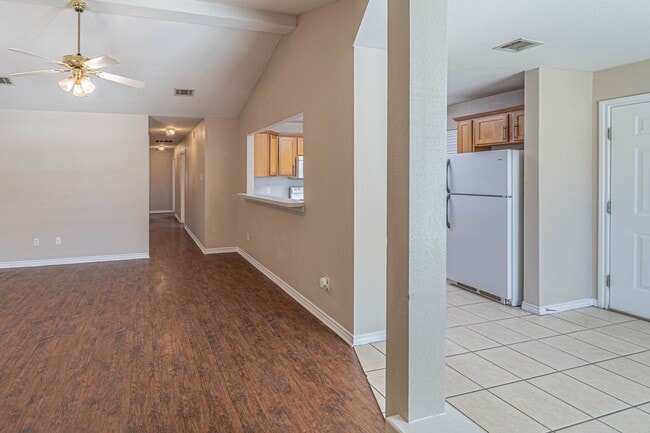 Foto del edificio - Available for January Move in! 3 Bedroom 3 Bathroom Duplex with Fenced Yard!