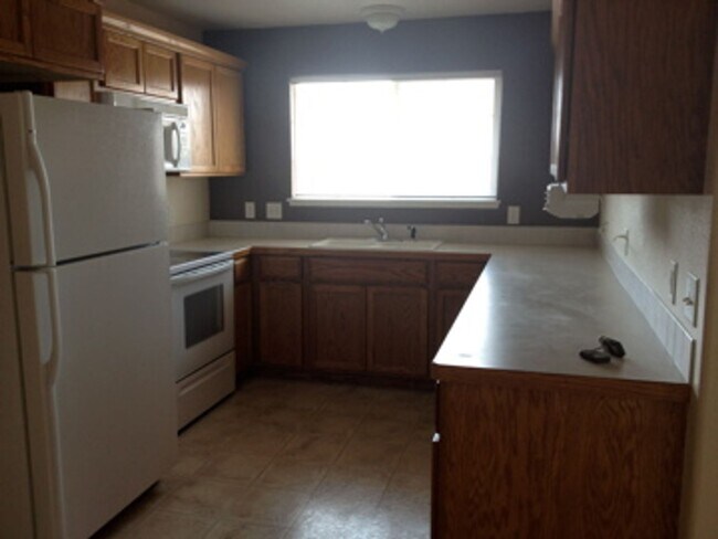 Foto del edificio - Easy Living Near It All – 2 Bed, 2 Bath Windsor Condo