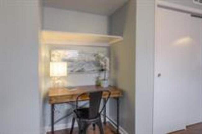 Foto del edificio - 8327 Lowell Ave