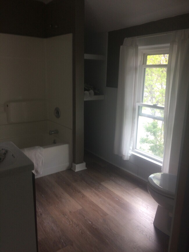 baño - 47 Prospect St