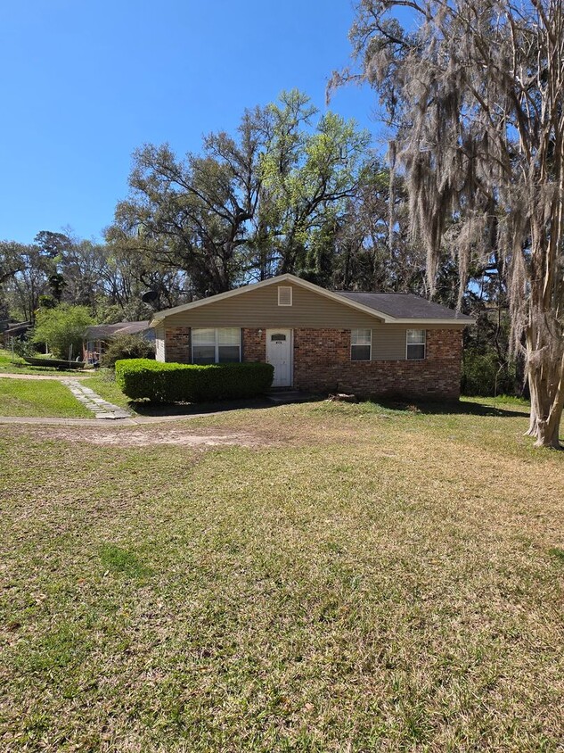 Foto principal - Charming 3-Bedroom Home in Tallahassee