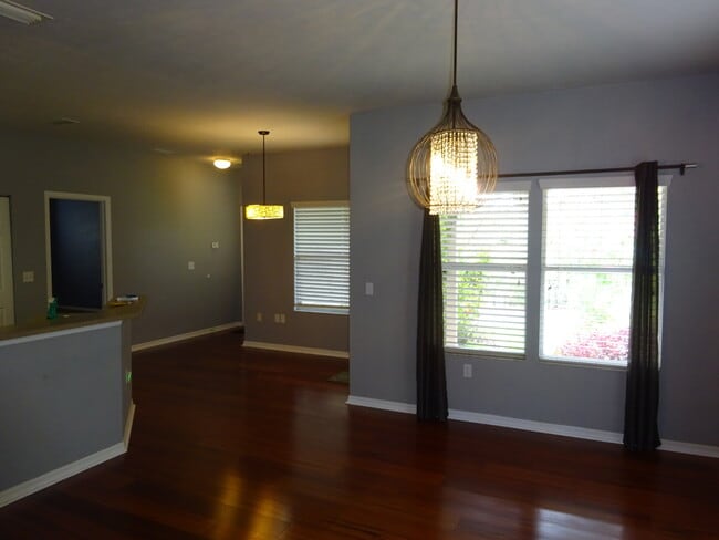 Building Photo - Great Home in Ellis Park. Sub Lease