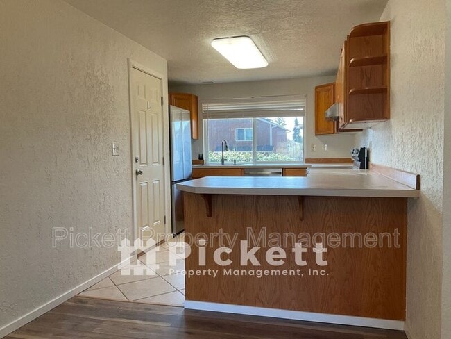 Building Photo - 609 NE Roswell Dr