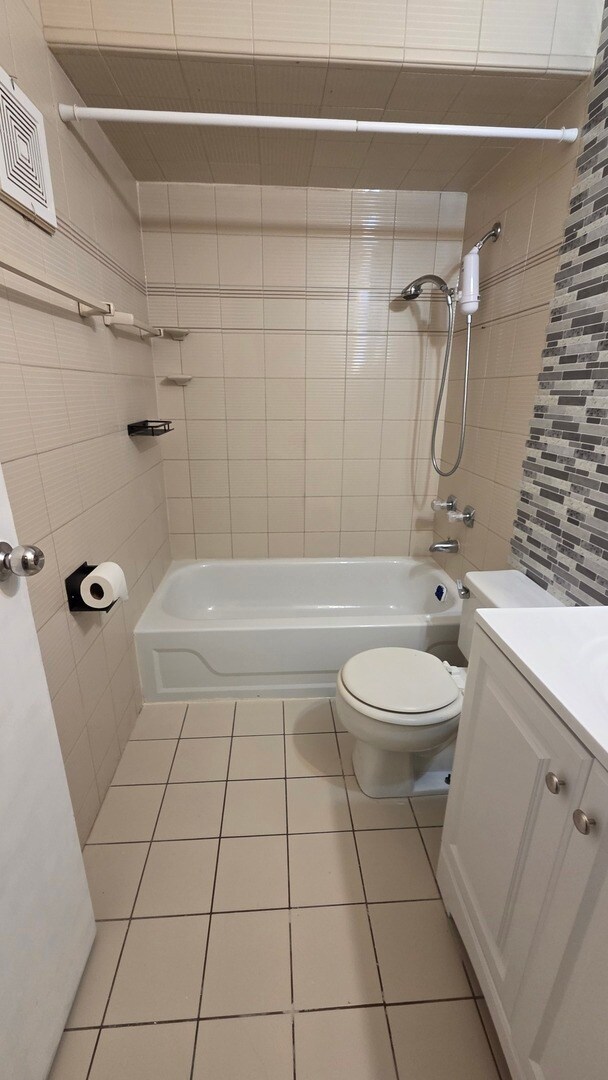 Foto del edificio - 9368 Bay Colony Dr