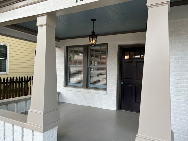 Building Photo - **GET $300 OFF FIRST, FULL 3 MONTHS OF RENT**1565 Walker Ave Unit B: 1BD, 1BA Duplex Unit Located...