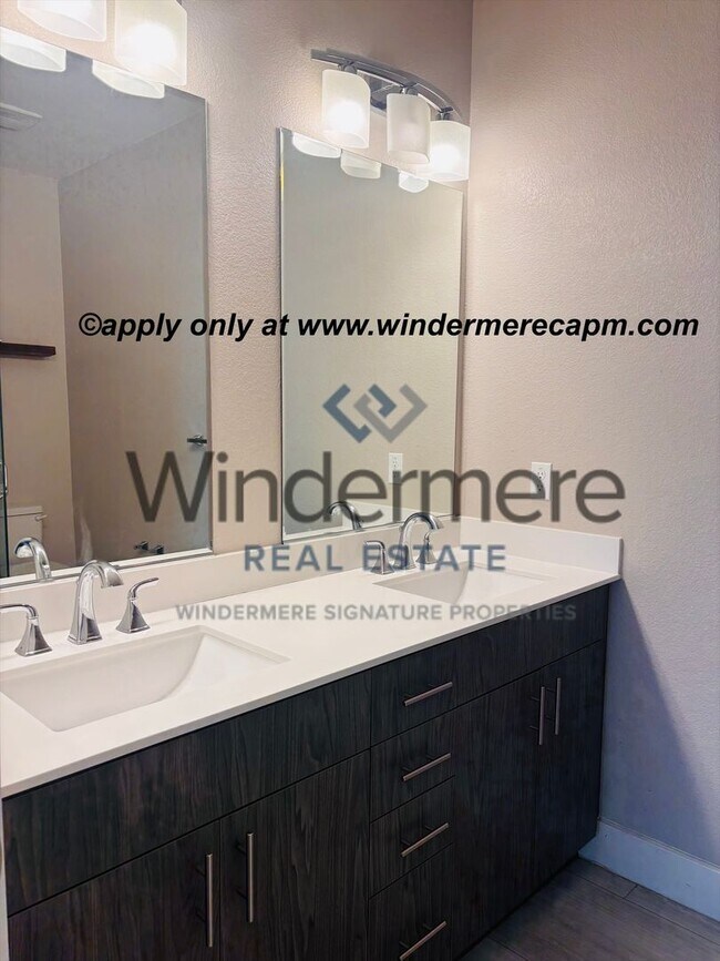 Foto del edificio - Gorgeous Rare MIDTOWN tri-level Modern home w/ Rooftop Patio!