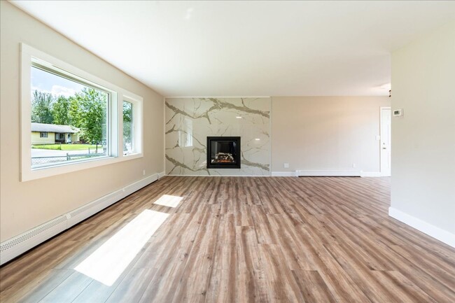 Building Photo - Beautiful Newly Remodeled 3-Bedroom Home i...