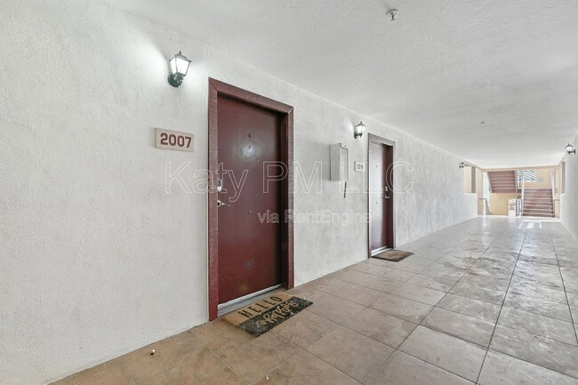 Building Photo - 1005 E 8th St