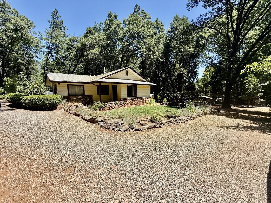 Foto principal - 15697 Lakewood Ln