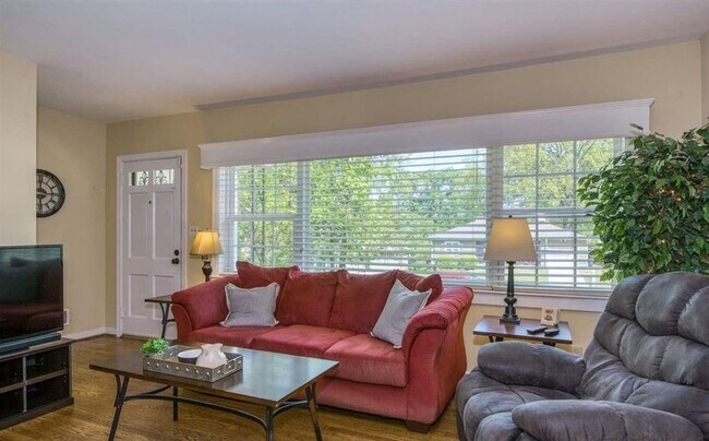 Building Photo - Beautiful three Bedroom One Bathroom For Rent