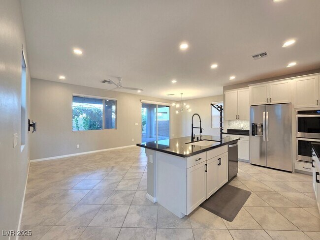 Foto del edificio - 4160 Elegant Chateau St