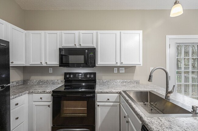 Foto del edificio - Like New Home off Freeman Mill.  Just Painted, New Wood/Vinyl Flooring, Vaulted Ceilings, Front P...