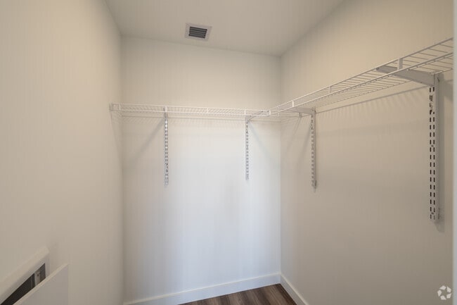 1BR, 1BA - 722SF - Walk-in Closet - Naranja Grand I