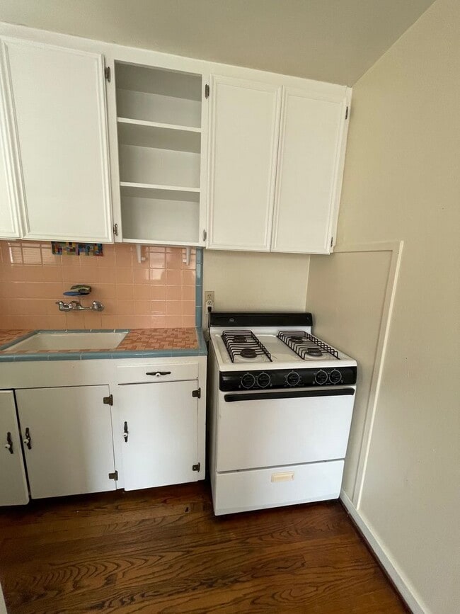 Building Photo - 1320 Postoffice St