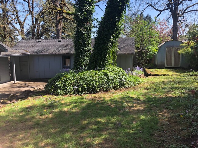 Building Photo - Updated cozy 2 Bed w/ Yard and One car garage