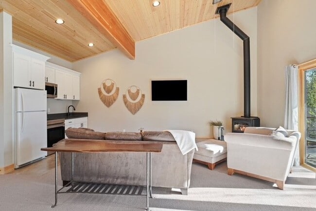 Foto del edificio - 15120 Yellow Pine Lp