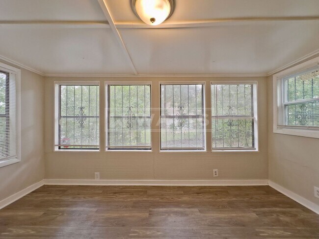 Foto del edificio - 3-Bedroom Home in Midfield