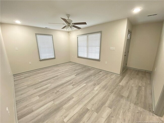 Foto del edificio - 407 W 5th St