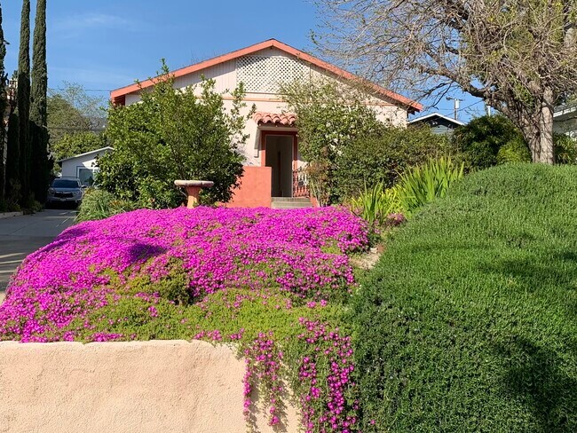 Foto del edificio - 2327 Montrose Ave