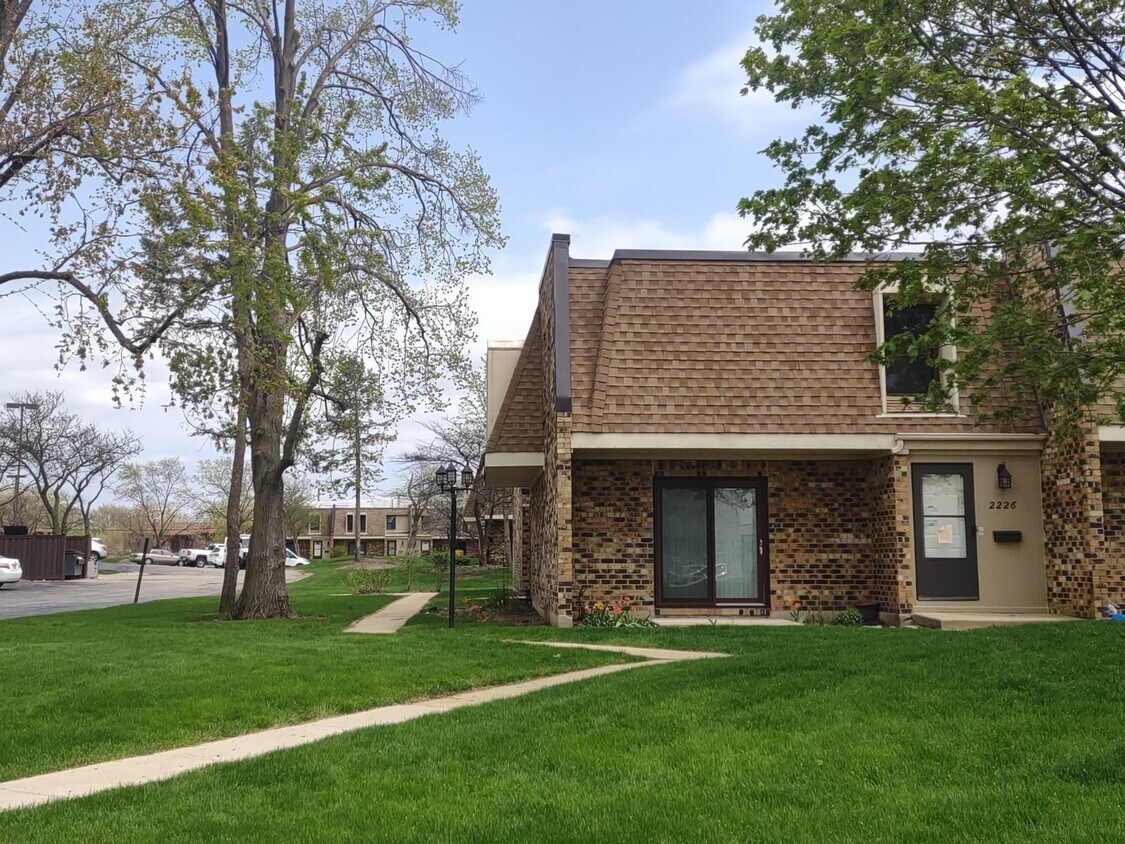 2226 COUNTRY CLUB Dr, Woodridge, IL 60517 Townhome Rentals in