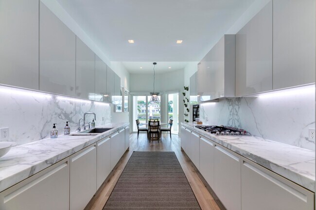 Building Photo - 215 Island Dr