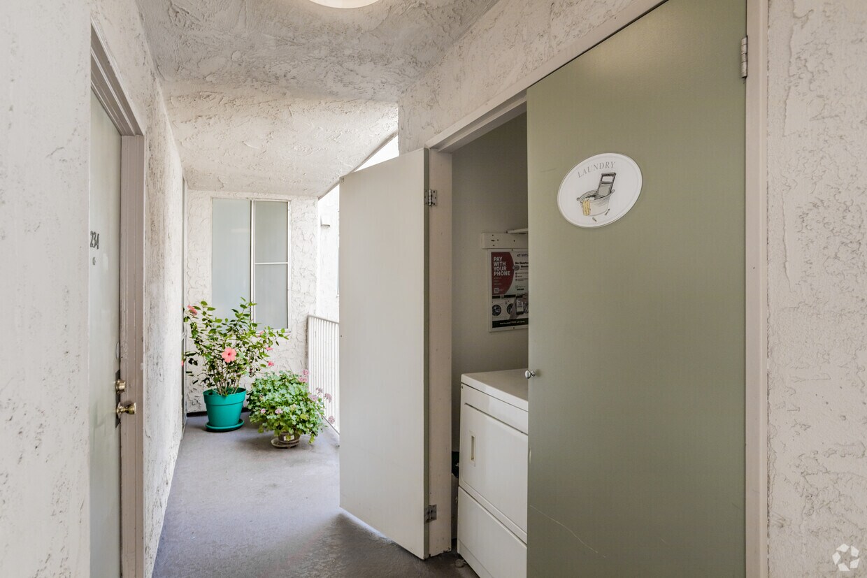 Glen Arbor Villas Apartments in Los Angeles, CA Westside Rentals