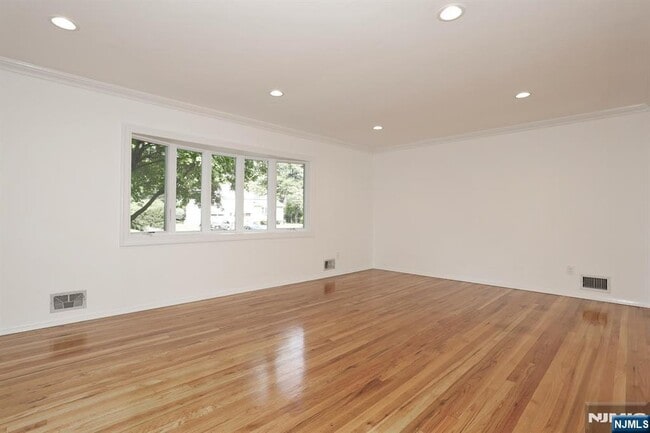 Building Photo - 253 Jeffer St